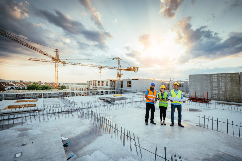 Profissionais conversam em construção civil