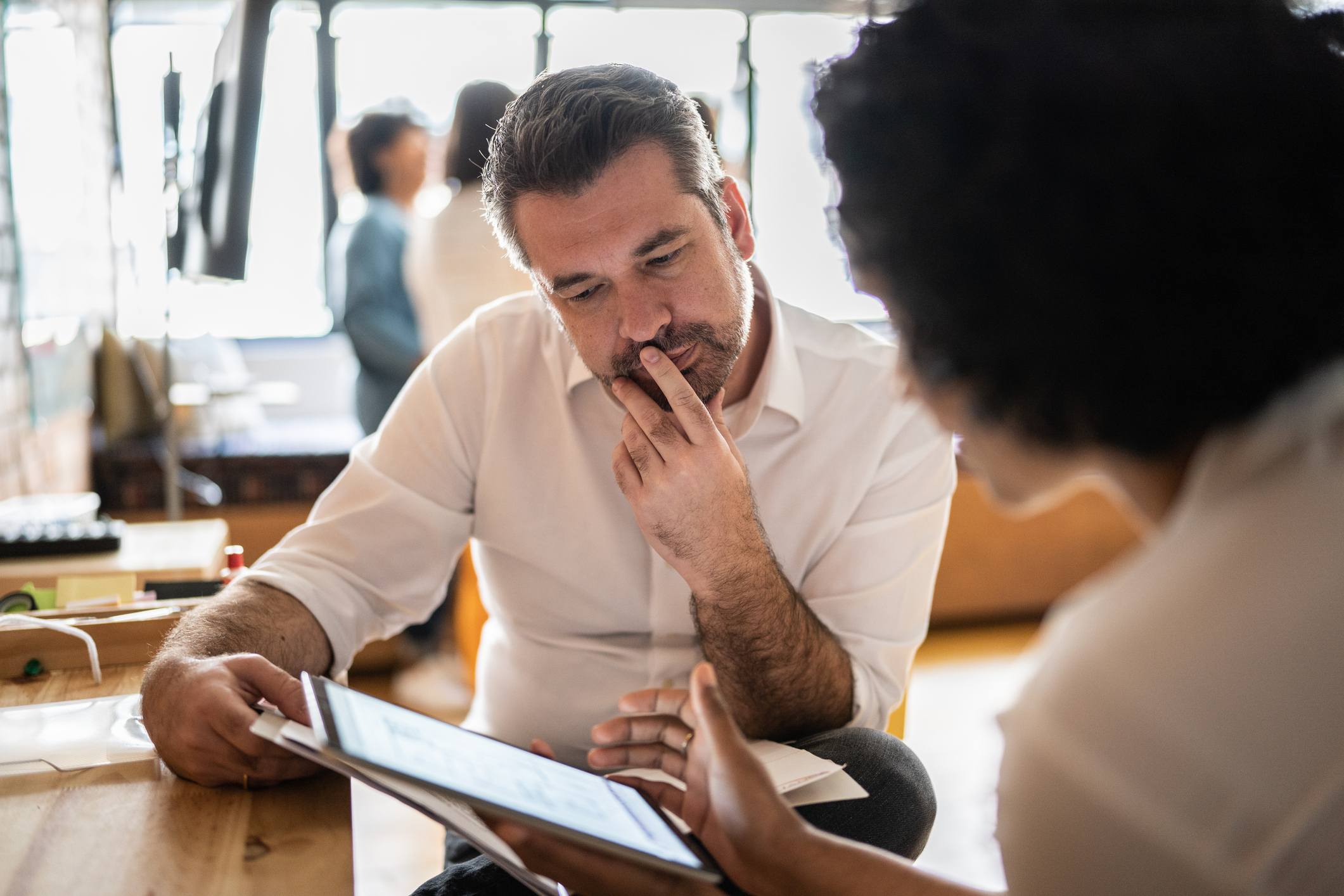 Colegas de trabalho analisam investimentos a serem feitos