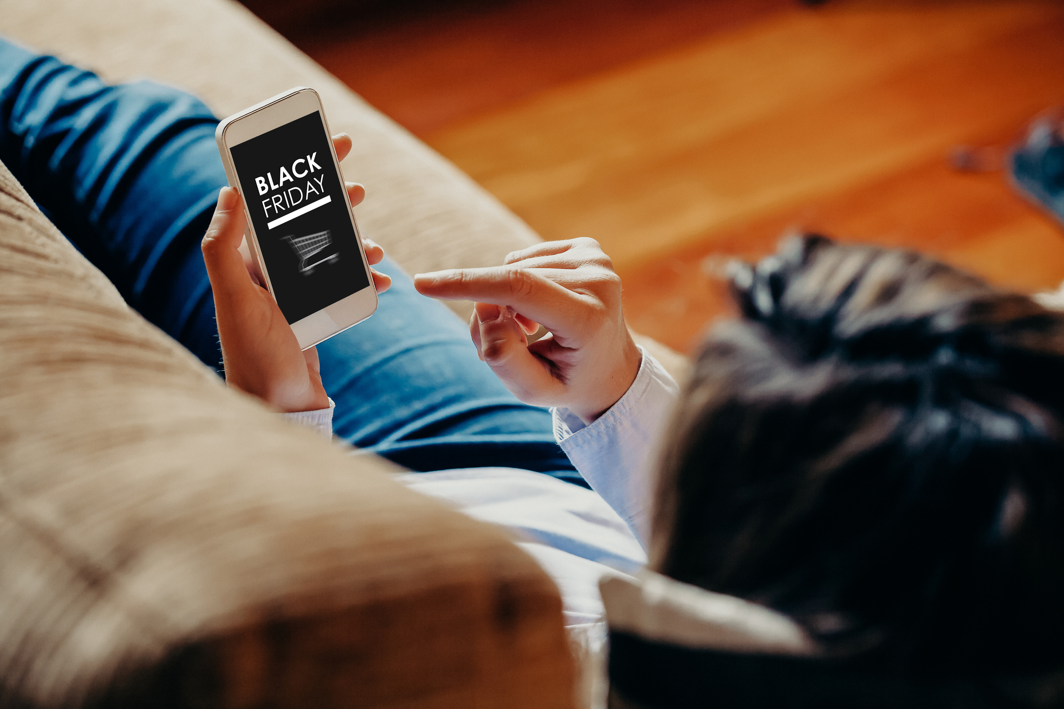 Usuária da internet realizando uma compra em seu smartphone durante a Black Friday.