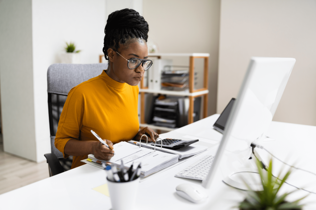 Empreendedora analisando e estudando a saúde financeira do seu negócio.