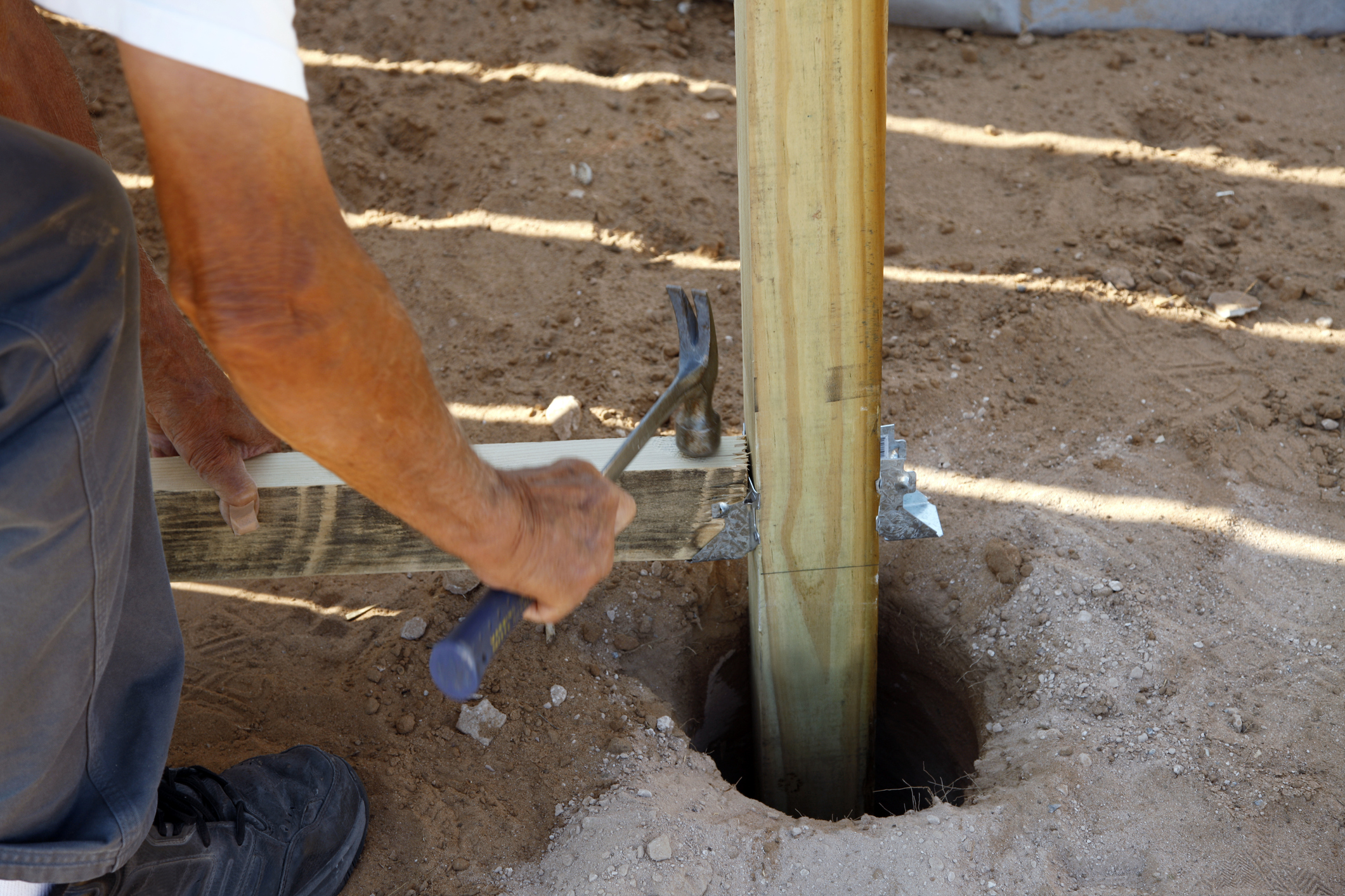 Foto de uma obra em andamento, com estacas sendo instaladas no solo, demonstrando o processo de cravação e sua importância na construção civil.