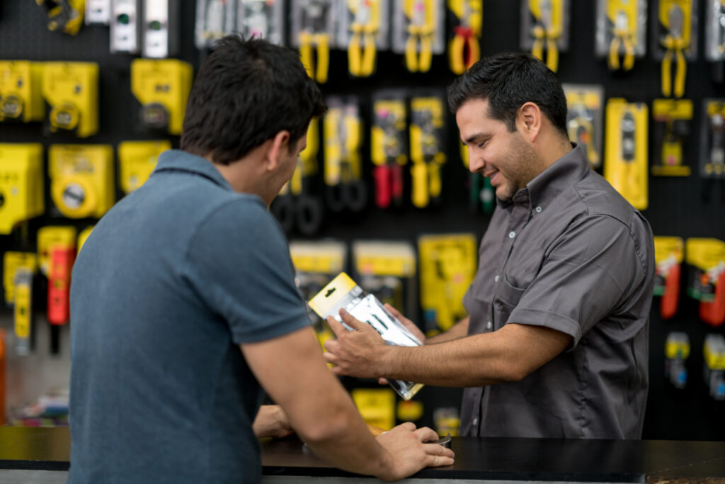 endedor de loja de ferragens conversando com um cliente