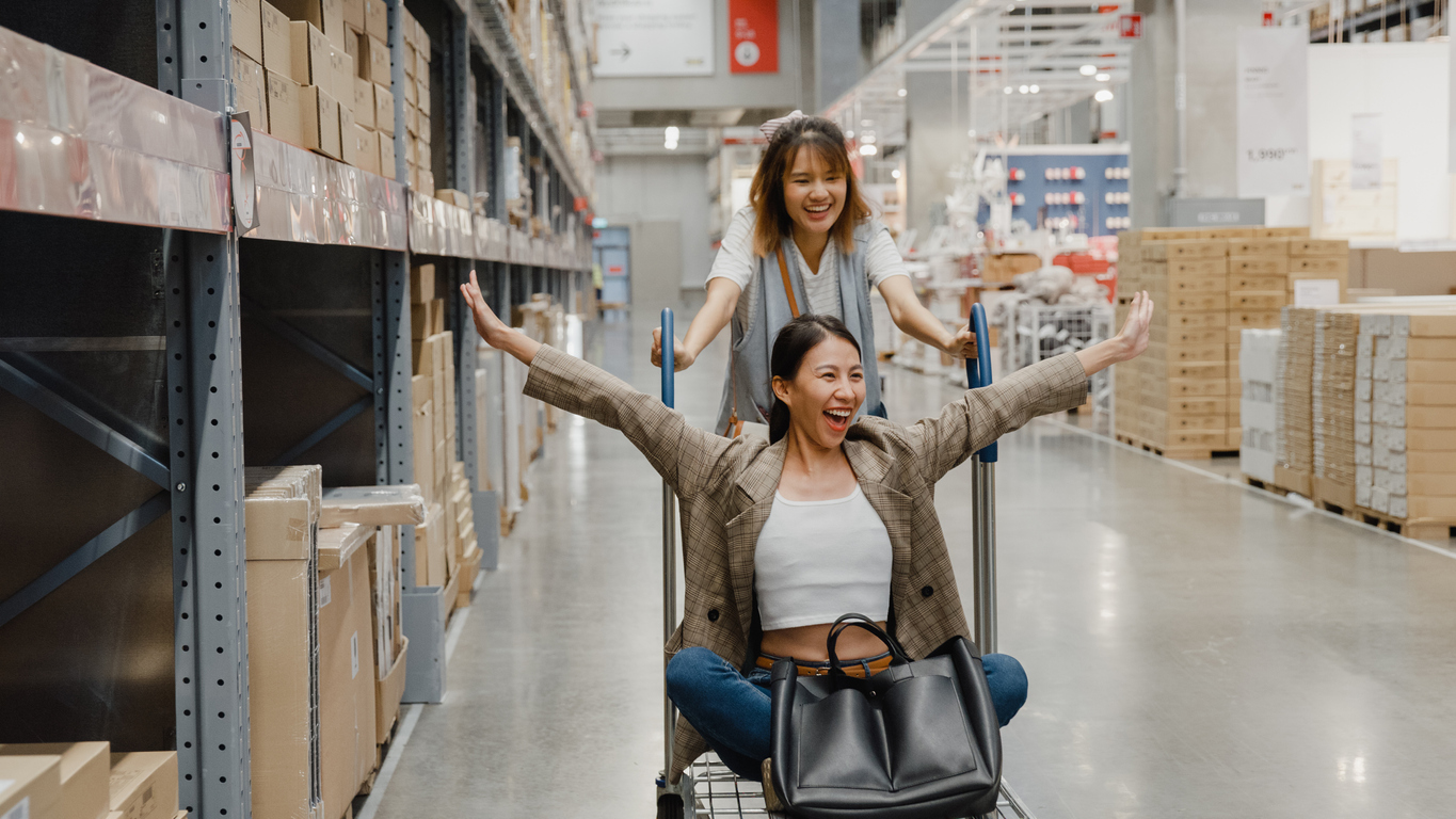 Duas mulheres jovens felizes aproveitam a black Friday em uma loja de material de construção