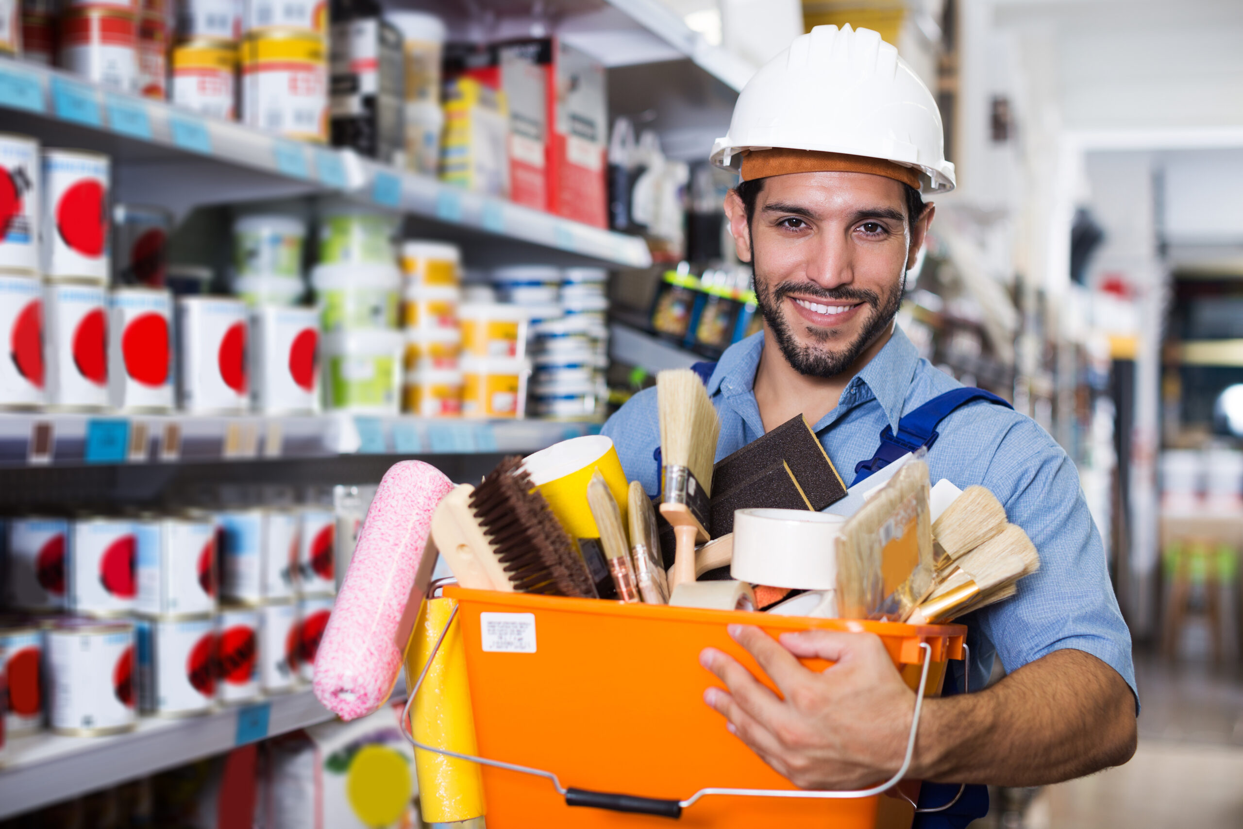 Imagem de um profissional de obra sorridente aproveitando ofertas exclusivas na Black Friday